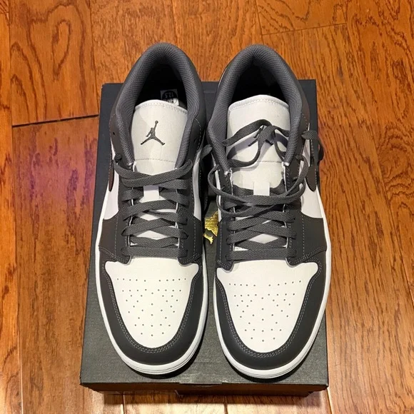 Nike Air Jordan 1 Low - Picture 3 of 5